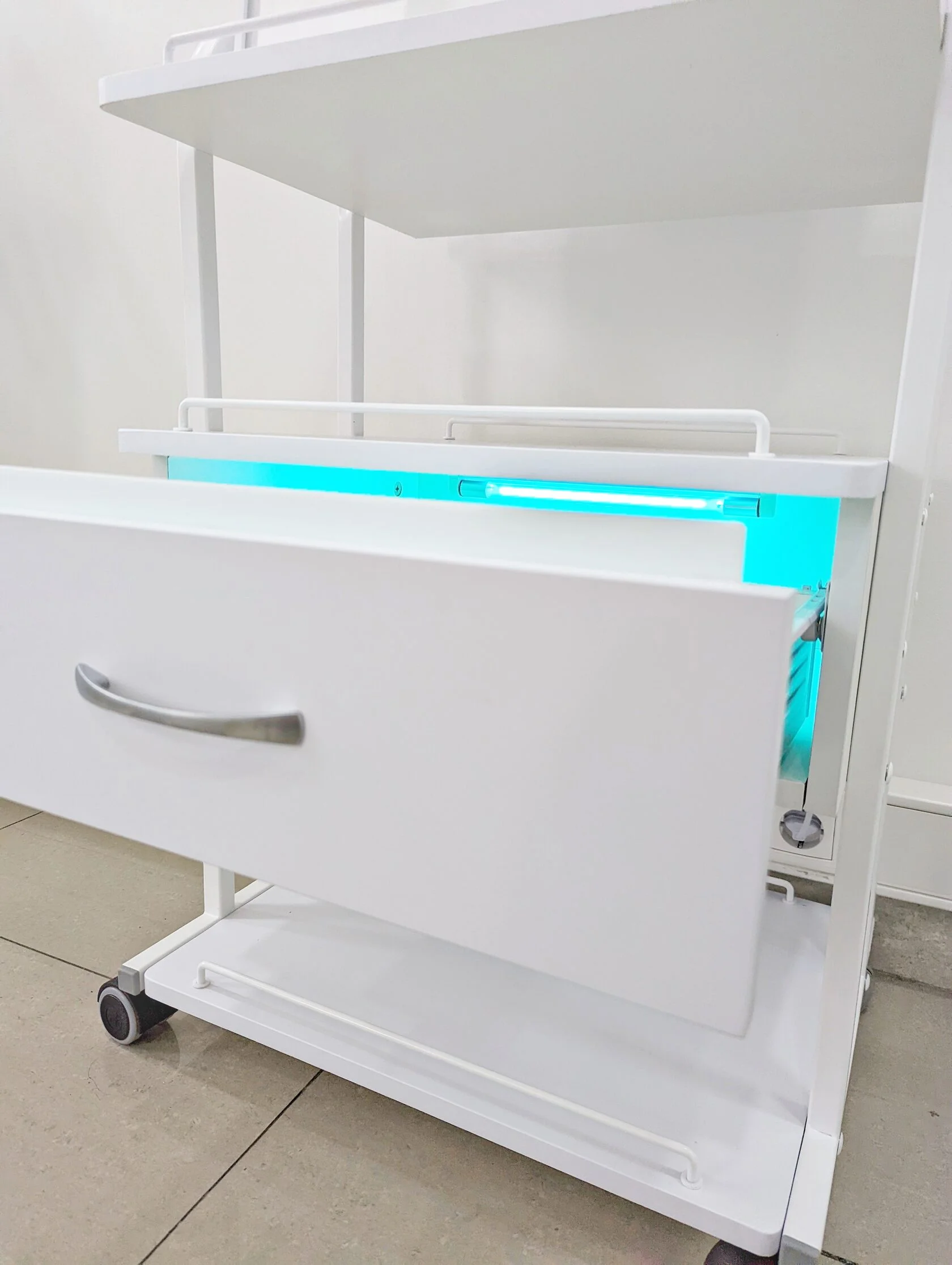 Столик косметолога Атисмед Трио Люкс с УФ-модулем